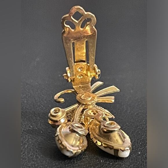 Pair Midcentury Rhinestone, Faux Opal‎ & Gold tone Riveted Clip on Earrings - Picture 6 of 7